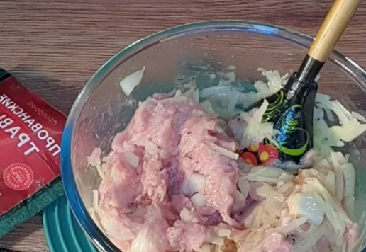 1. Этап. Шашлык из индейки в азиатском стиле: 6. Всыпаем: крахмал 2 ч. л., паприку сладкую - 1 щеп, прованские травы 1 щеп., имбирь 1/3 ч. л. и специи.