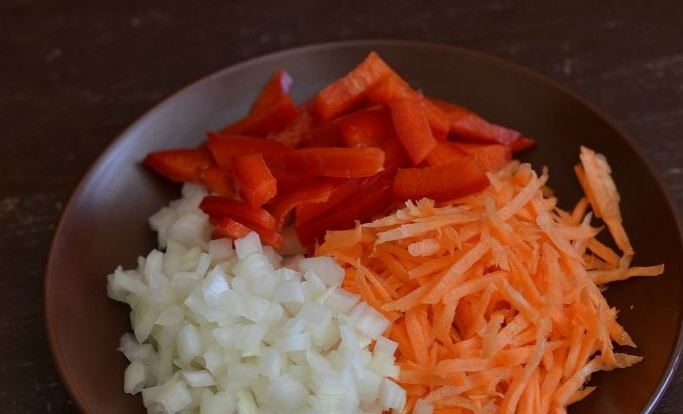 1. Этап. Полтавский борщ с галушками: Очистите лук и морковь. Вымойте овощи вместе с перцем. Морковку натрите на терке, лук нарежьте кубиками, а сладкий перец — соломкой.