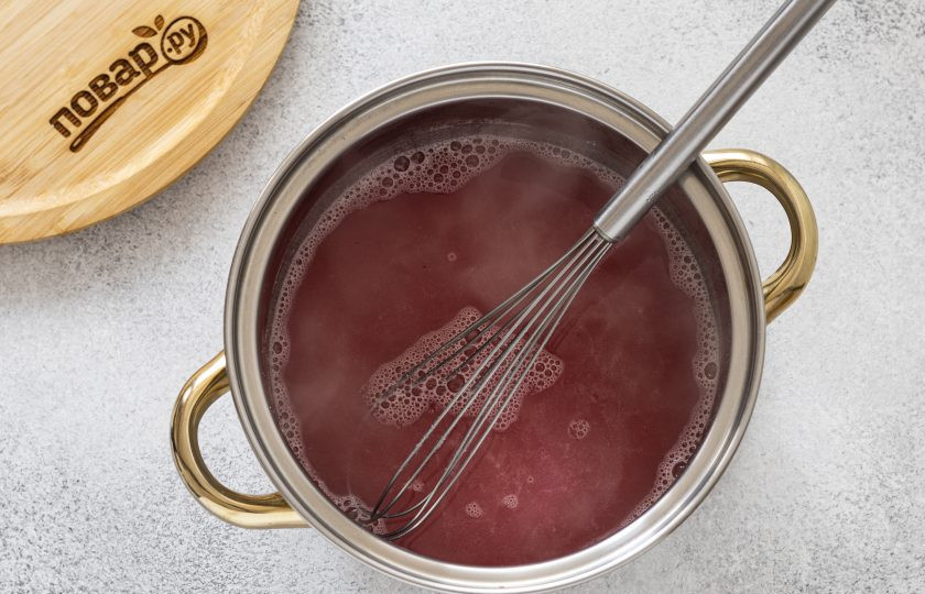 1. Этап. Клюквенный мусс с манкой: Снова процедите жидкость через сито и поставьте на средний огонь. Тонкой струйкой начните вводить манную крупу.