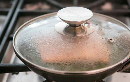 1. Этап. Лосось в вине на сковороде: 3. Накройте сковороду крышкой, готовьте 5-10 минут (в зависимости от толщины филе).