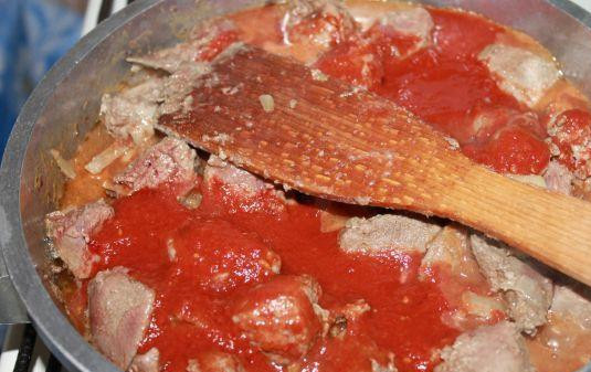 1. Этап. Печень по-строгановски: К луку добавляем печень и обжариваем на сильном огне около 5 минут, все время перемешивая. Затем добавляем томатную пасту, все смешиваем.