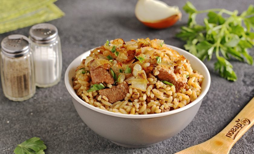 1. Этап. Каша с машем, рисом и мясом: Готовое блюдо выкладываем на тарелку, сверху добавляем поджаренный лук и подаем с зеленью и свежими овощами. Приятного аппетита!