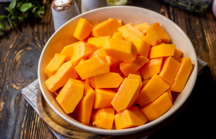 1. Этап. Креветки с тыквой: Тыкву очистите и нарежьте небольшими кусочками.