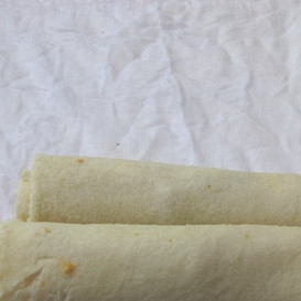 1. Этап. Закуска с Паниром: Сворачиваем роллы во влажное полотенце.