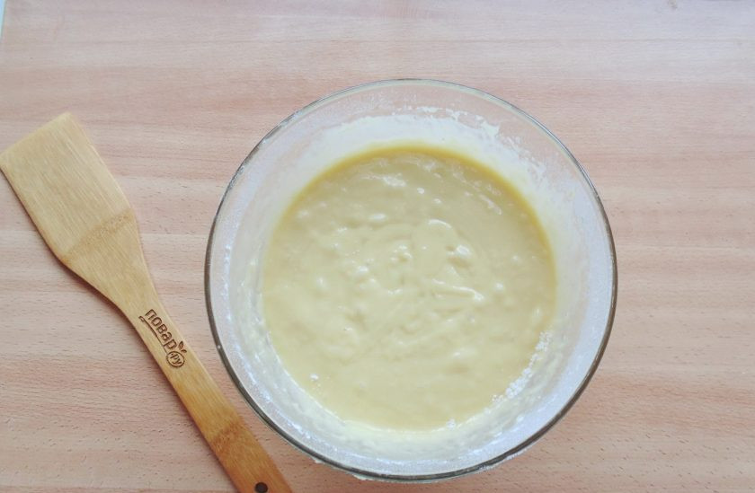 1. Этап. Старомодный яблочный пирог: Венчиком или миксером перемешайте тесто до однородной, гладкой консистенции, без комочков. По густоте тесто должно быть, как на густые оладьи.