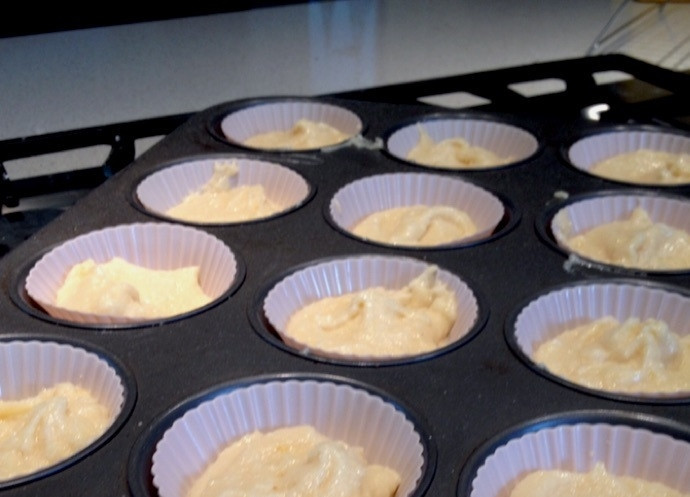 1. Этап. Капкейки с лимонным курдом и меренгой: 10. Разделите тесто между формочками для капкейков. Отправьте выпечку на 12-15 минут в разогретый до 180 градусов духовой шкаф.