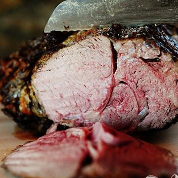 1. Этап. Стейк рибай с розмарином, тимьяном и чесноком: 5. Вынуть мясо из духовки и дать остыть по крайней мере 20 минут перед нарезкой.