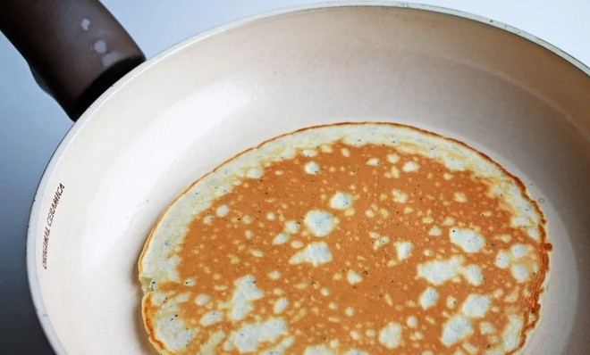 1. Этап. Маковые панкейки: 8. А дальше разогреваете сковороду с маслом, выливаете немного теста, чтобы получился вот такой большой оладик, и жарите маковые панкейки на среднем огне с двух сторон до румяности. Приятного чаепития!