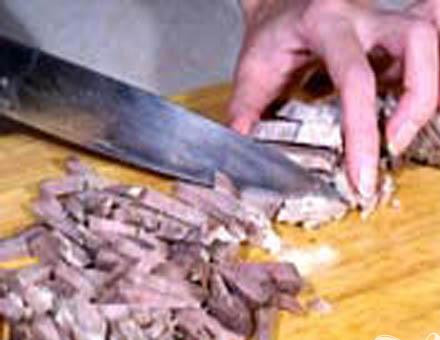 1. Этап. Макаронная запеканка с телячьими языками: 1. Промываем языки, укладываем в кастрюлю (вода в кастрюле подсолена), добавим перец, чеснок и зелень. Варим примерно один час. С вареного языка снимаем шкурку (предварительно остудим язык в холодной воде). Язык нарезаем брусочками.