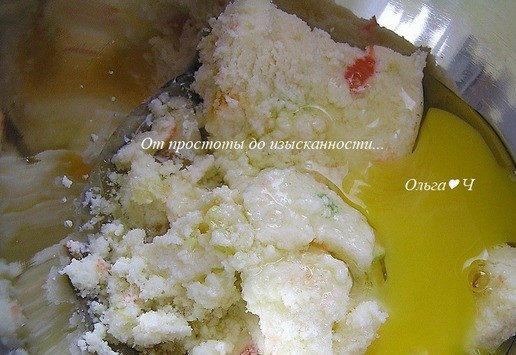 1. Этап. Фруктовая а-ля пицца: Для теста к творогу добавьте соль, яйцо, растопленное масло и сахар. У меня была готовая творожная масса с цукатами, поэтому масло и сахар я не добавляла.