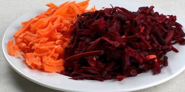 1. Этап. Красный борщ: Свеклу и морковь натрите на крупной терке.