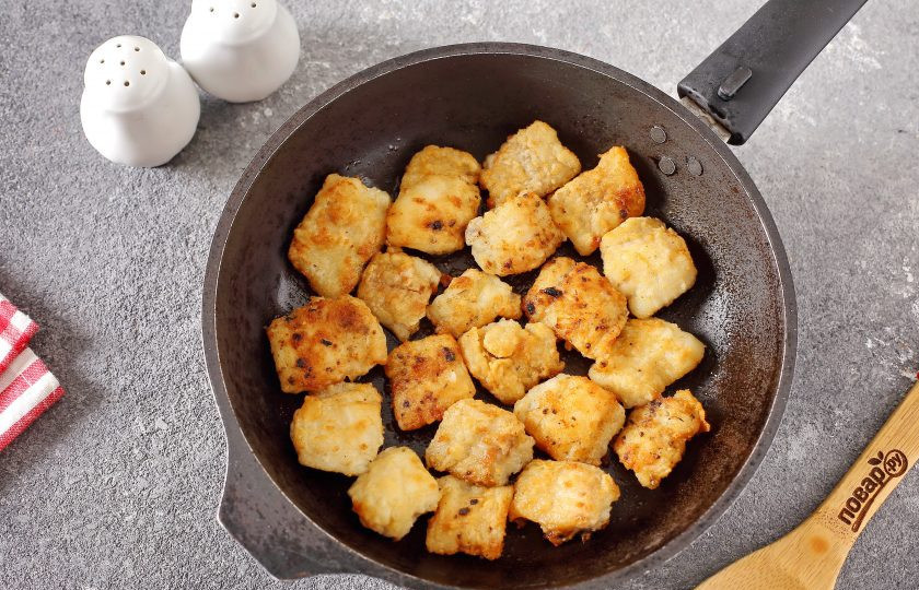 1. Этап. Минтай с фасолью в томатном соусе: Затем обжарьте на сильном огне на сковороде с двух сторон до румяной корочки.