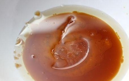 1. Этап. Запеченный картофель в соусе: Готовим соус. Для этого в отдельной миске смешиваем мёд, готовую горчицу, соевый соус и растительное масло. Добавляем по вкусу острый перец. Ещё раз всё тщательно перемешиваем.