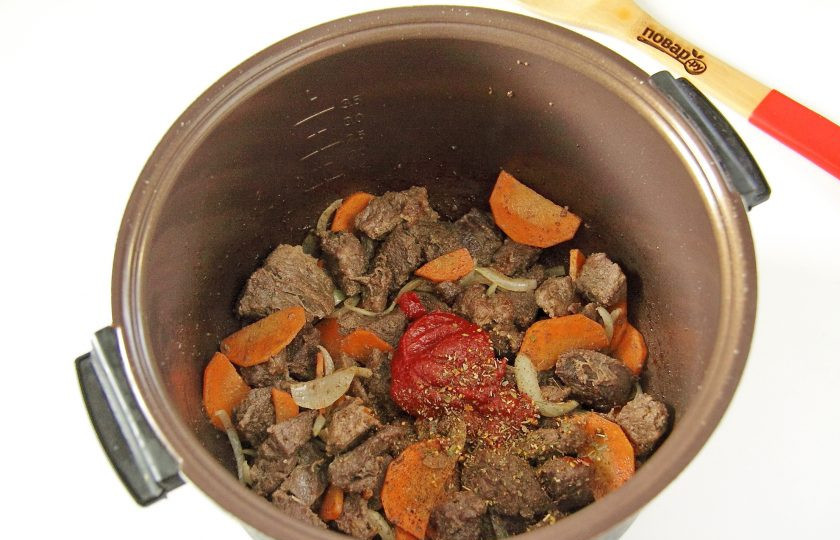 1. Этап. Говядина с морковью в мультиварке: Добавьте томатную пасту, соль и специи. Продолжайте готовить мясо еще пару минут.