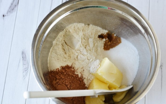 1. Этап. Медовый пирог легкий: 1. Смешаем сначала размягченное масло, сахар, муку, какао и ванильный экстракт. Эту смесь можно даже немного подержать на водяной бане. Важно, чтобы все кристаллы сахара растворились и мука не оставила комков.