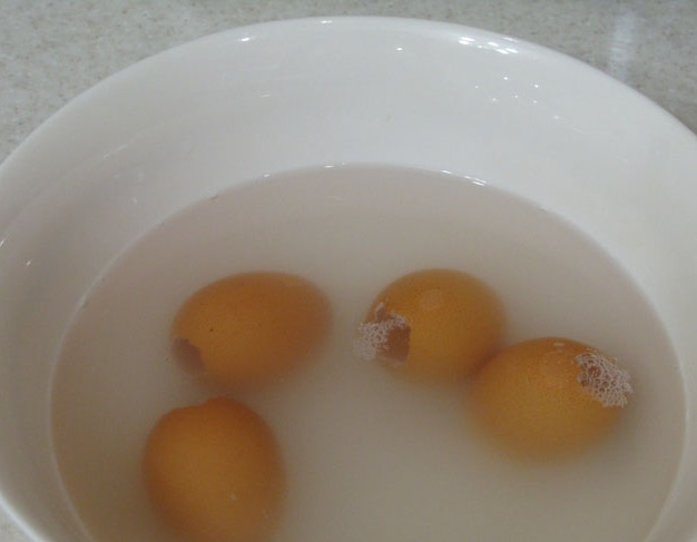 1. Этап. Яйца заливные: Налейте в миску немного теплой воды, добавьте пару чайных ложек соды и замочите скорлупу на несколько минут. Затем промойте проточной водой и высушите.