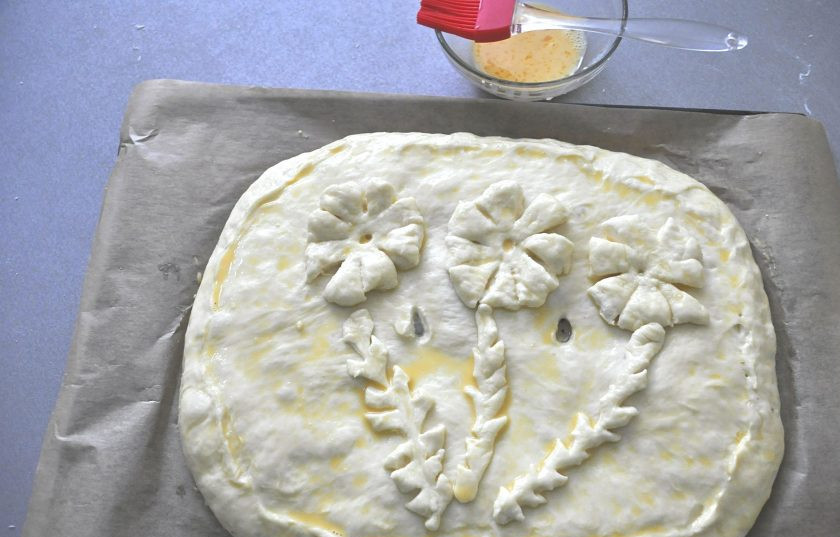 1. Этап. Пирог с зубаткой: Смажьте пирог перед выпечкой яичной болтушкой. Выпекайте при температуре 180-200 градусов от 45 до 60 минут, готовность картофеля проверяйте зубочисткой.