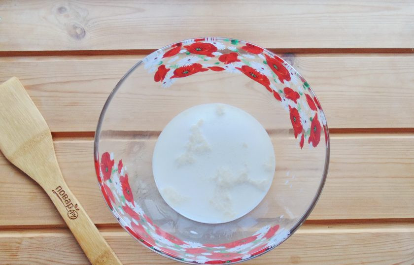 1. Этап. Пирог с капустой и грибами: Налейте теплое молоко, добавьте сахар. Дайте постоять 10-15 минут, чтобы дрожжи активировались.