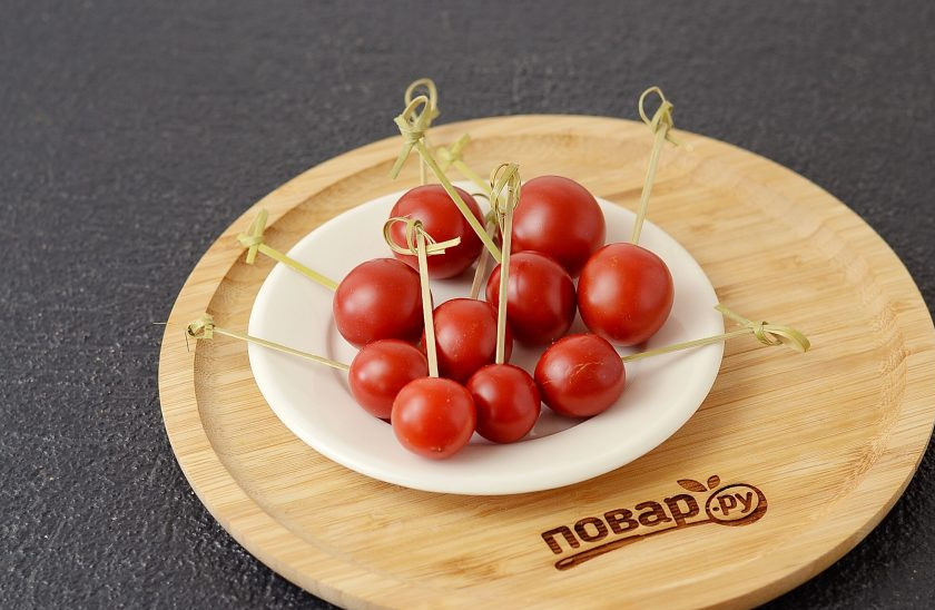 1. Этап. Карамелизированные помидоры: Помидоры помойте, обсушите. Наколите на шпажки.