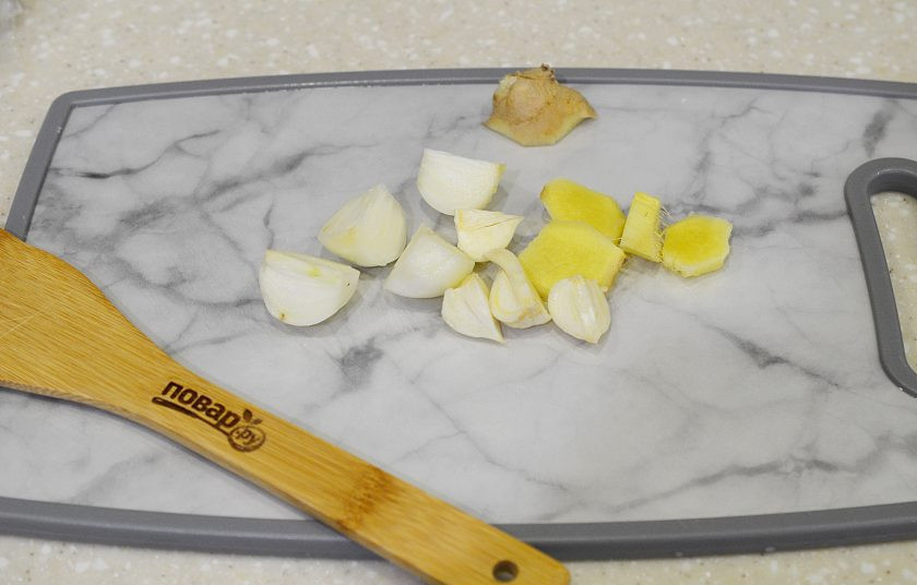 1. Этап. Курица, запеченная в беконе: 1. Имбирь и чеснок почистите и нарежьте.