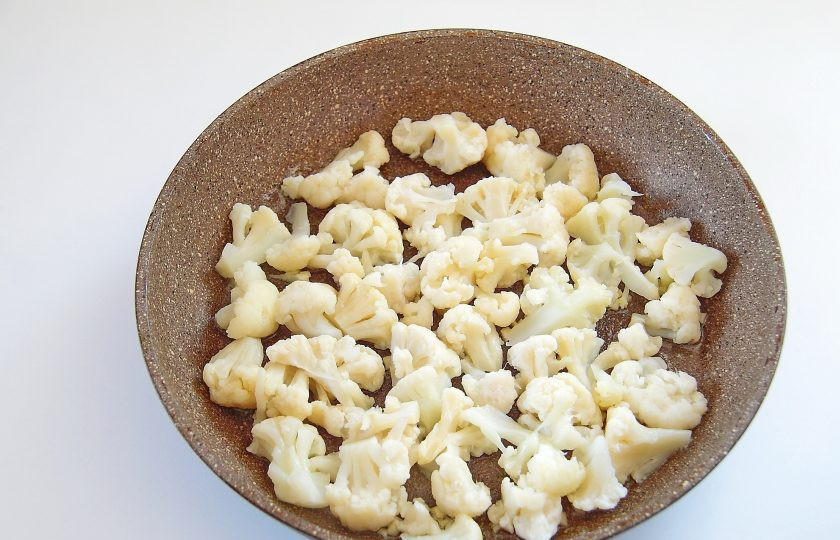 1. Этап. Паста с цветной капустой и петрушкой: 5. Через пару минут добавьте цветную капусту. По желанию соцветия можно оставить целыми или немного измельчить ножом.