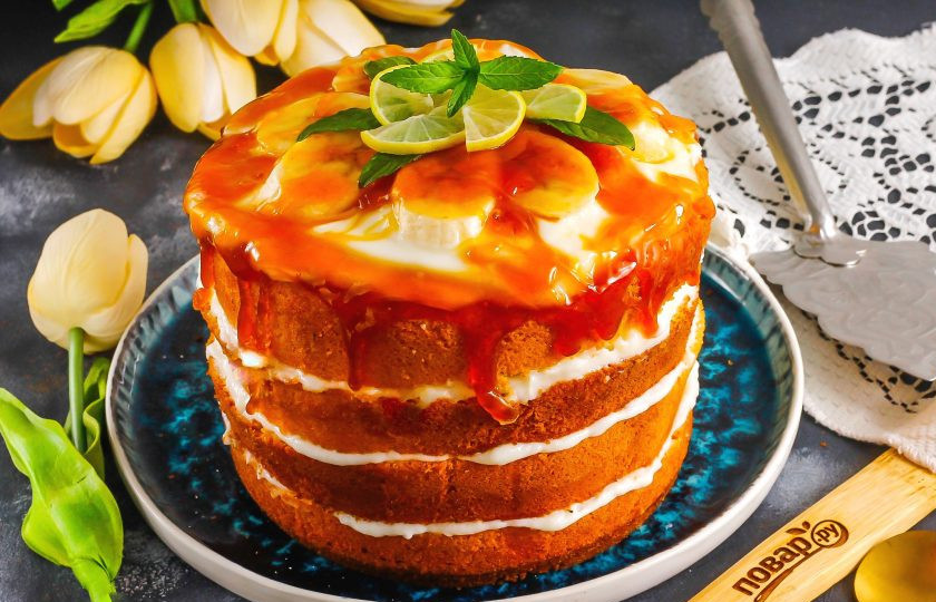 1. Этап. Банановый торт с карамелью: Нанесите теплую карамель на верхушку десерта. Затем украсьте по желанию. Подайте торт к столу, карамель на охлажденном десерте застынет буквально за минуту.