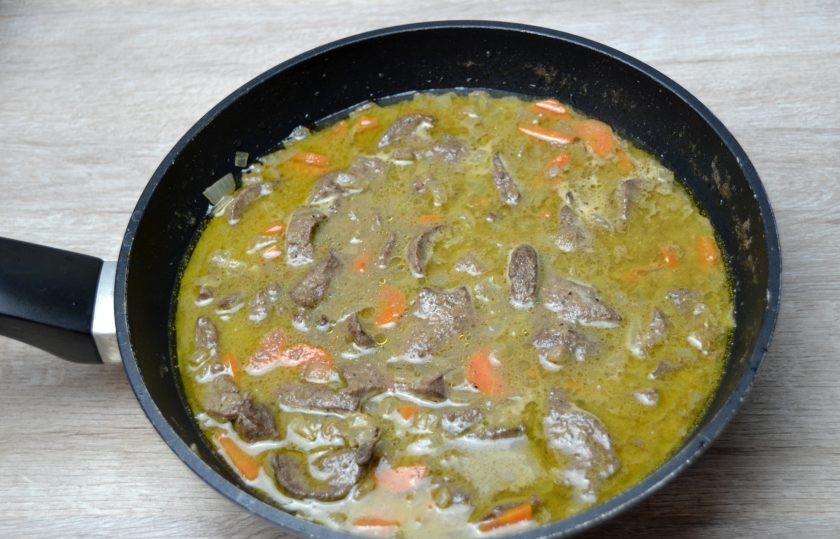 1. Этап. Тушеная печень в кефире: Тушите печень до готовности, но не упустите момент, так как из-за излишней термической обработки печень может стать жесткой, 