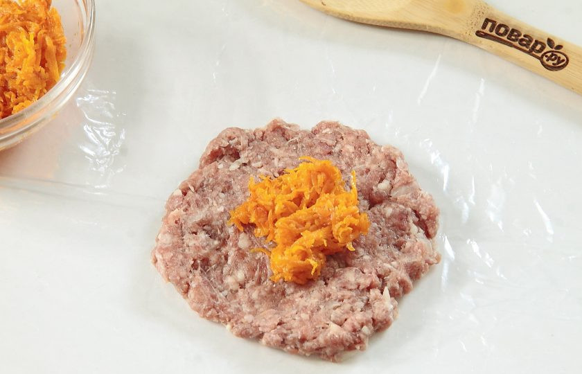 1. Этап. Зразы мясные с морковью: Разделите фарш на 8 частей. На пищевой пленке (у меня рукав для запекания) сформируйте плоскую лепешку и положите в середину примерно чайную ложку морковной начинки.