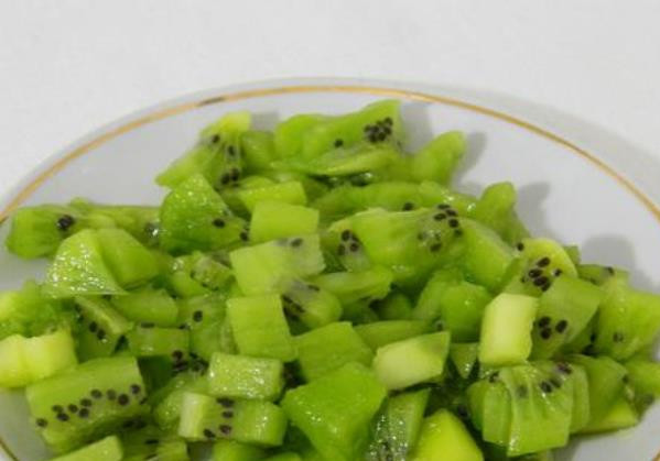 1. Этап. Баранина в мультиварке Редмонд: Киви нарежьте кубиками.