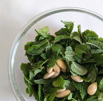 1. Этап. Сладкий песто из мяты: Добавить мяту, орехи и 1 ст. ложку растительного масла.