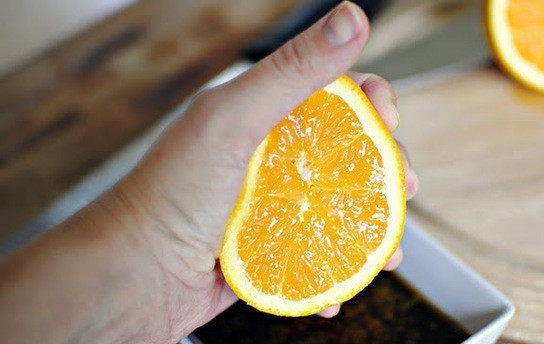 1. Этап. Салат с апельсиновым соусом: Выжмите сок половины апельсина.