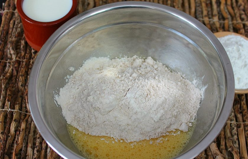 1. Этап. Блины скородумки: Насыпаем 2 вида муки.