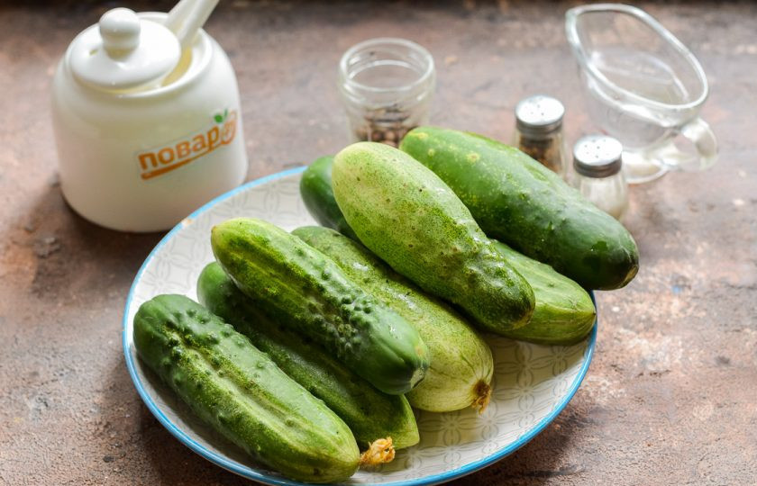 1. Этап. Тертые огурцы на зиму в банках: Подготовьте ингредиенты.