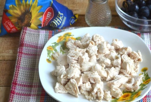 1. Этап. Салат с курицей, авокадо и киви: 5. Сваренную куриную грудку следует остудить и нарезать кубиками.