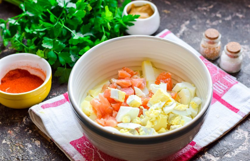 1. Этап. Салат с семгой и крабовыми палочками: Отварите яйцо, почистите и нарежьте кубиками, добавьте в салат.