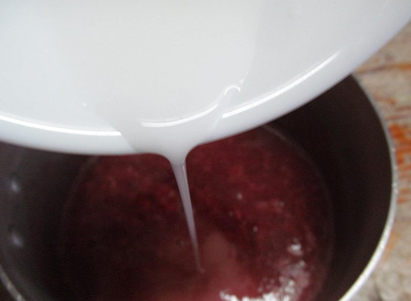 1. Этап. Ореховые оладьи с малиновым соусом: Малиновый сироп смешайте с молоком и поставьте на огонь, крахмал перемешайте с водой и влейте тонкой струйкой в малиновую смесь, добавьте сахар и перемешивая доведите соус до нужной вам густоты.