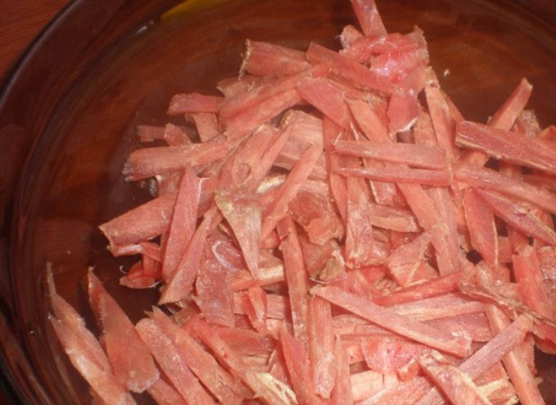 1. Этап. Хе из говядины: Мясо порежьте тонкой соломкой.