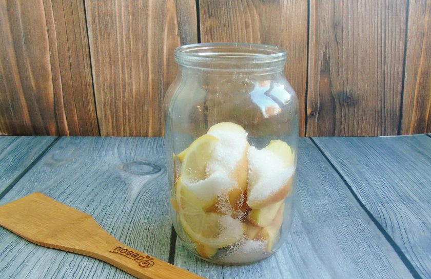 1. Этап. Компот из яблок и лимонов на зиму: После воду слейте в кастрюлю и снова доведите до кипения. А пока вода закипает, добавьте в банку сахар по вкусу.