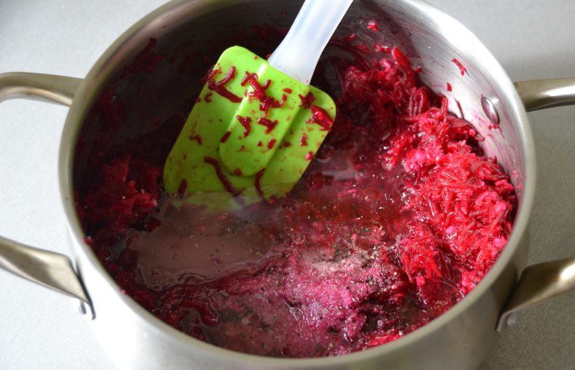 1. Этап. Свекла с хреном и чесноком: Добавьте соль, сахар, яблочный уксус, растительное масло, черный молотый перец и еще проварите минут 5-7. Подготовьте простерилизованные банки.