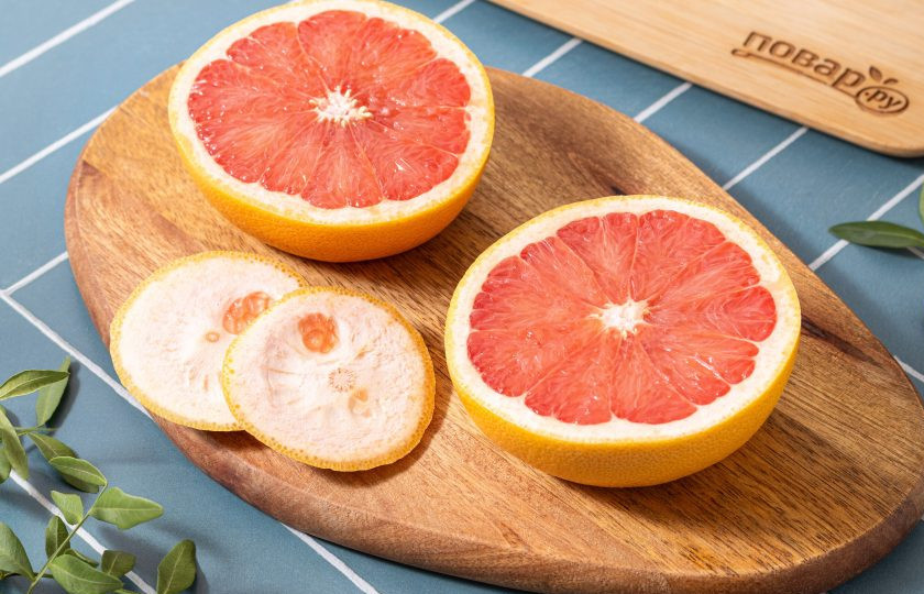 1. Этап. Запеченный грейпфрут: Грейпфрут помойте, вытрете насухо. Разрежьте пополам. Срежьте у каждой половинки немного снизу, чтобы грейпфрут не заваливался. Острым ножом пройдитесь по грейпфруту вдоль сегментов и по диаметру, чтобы потом его было проще извлекать из кожуры.