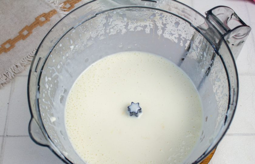 1. Этап. Лимонный чизкейк без выпечки: Должна получиться однородная жидкая масса.