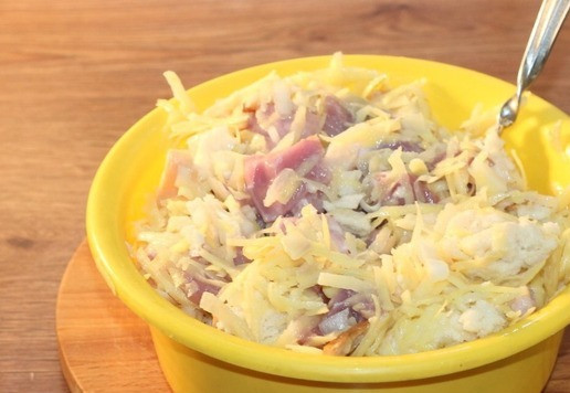 1. Этап. Сочные, нежные котлеты с добавлением картофеля: 8. В большой миске смешиваем: мясо с луком (сырым и жаренным), прессованным чесноком, картофелем и мякотью хлеба. Вливаем охлажденное молоко, всыпаем приправу для мяса, солим и перчим.