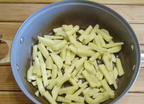 1. Этап. Жареная рыба с картошкой: 6. Жарьте картошку на среднем огне на растительном масле. Посолите по вкусу.