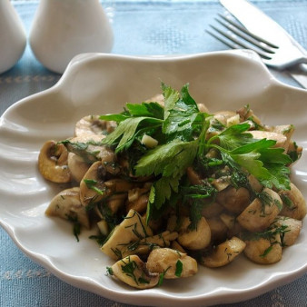 Шампиньоны с чесноком и зеленью