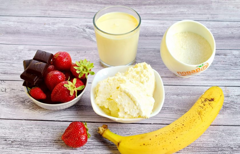 1. Этап. Творожно-клубничное мороженое с шоколадом: Подготовьте необходимые продукты. Клубнику вымойте, удалите хвостики.