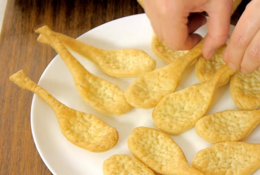 1. Этап. Слоеные ложки с красной икрой: 3. Выложите ложки на противень и выпекайте в разогретой до 210 градусов духовке в течение 15-17 минут. Полностью остудите ложки.