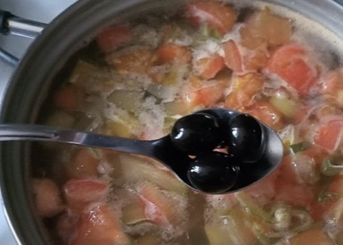 1. Этап. Новогодний минестроне: Далее выкладываем оливки (чёрные или зелёные) без жидкости. Я тоже их выкладывала ложкой шумовкой маленькой, давая жидкости стечь. Солим суп. В минестроне нужно положить базилик. Я не буду класть.