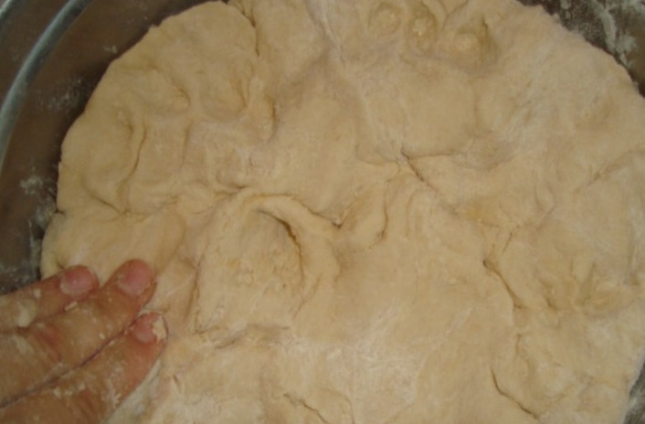 1. Этап. Бадамбура: Ставим тесто в теплое место на 1 час, накрыв его пленочкой.