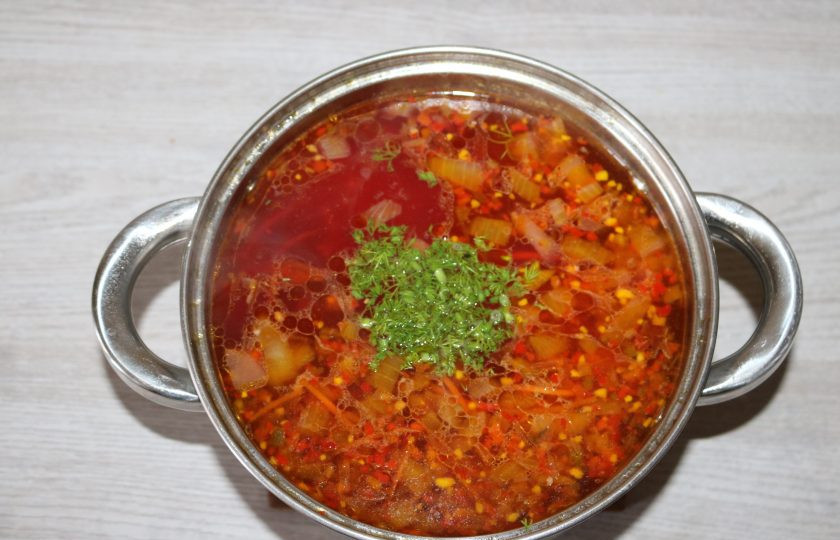 1. Этап. Экономный суп: Попробуйте на соль, варите всё вместе 15 минут. В самом конце добавьте мелко нарезанный укроп.