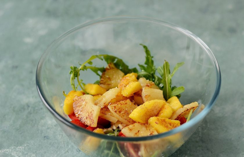 1. Этап. Салат с манго и ананасом: Соедините все ингредиенты вместе. Заправьте салат лимонным соком и оливковым маслом, посолите и поперчите по вкусу. Аккуратно перемешайте.